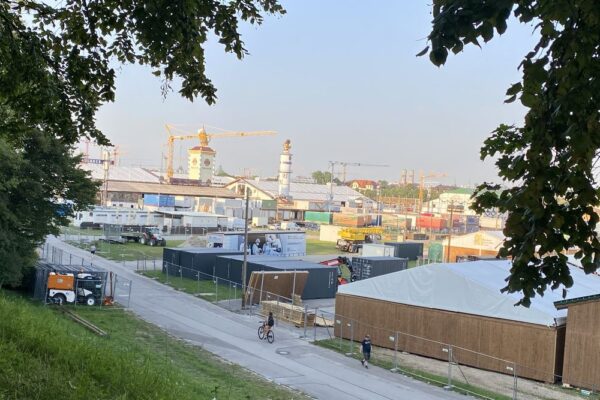 12 von 12 August 2025: Wiesn-Aufbau. In 39 Tagen startet die Wiesn 2025.